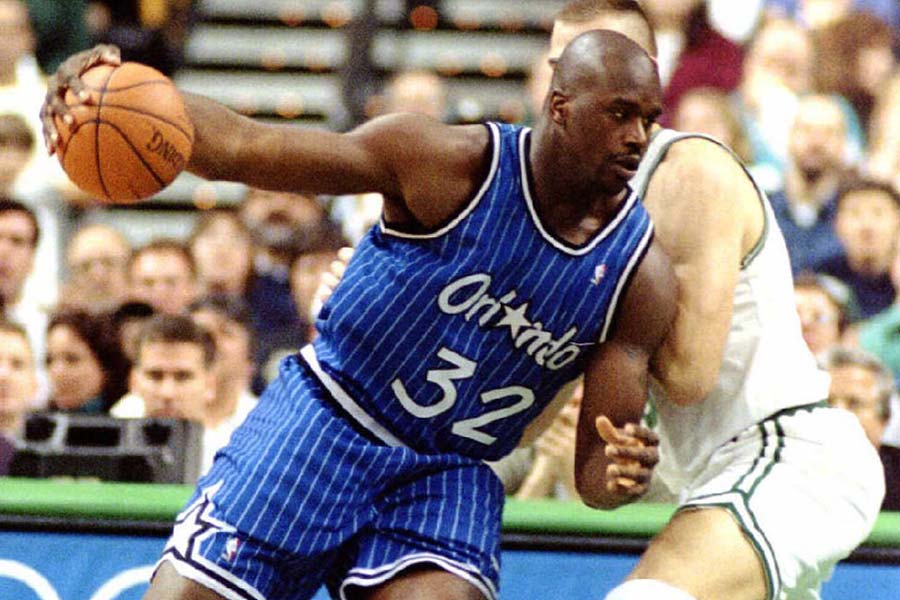 Shaquille o Neal dibbelt mit dem Baskezball nach vorne