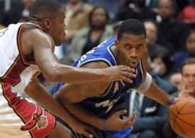 Tracy McCrady dribbelt konzentriert einen gegnerischen Spieler der Atlanta Hawks aus.