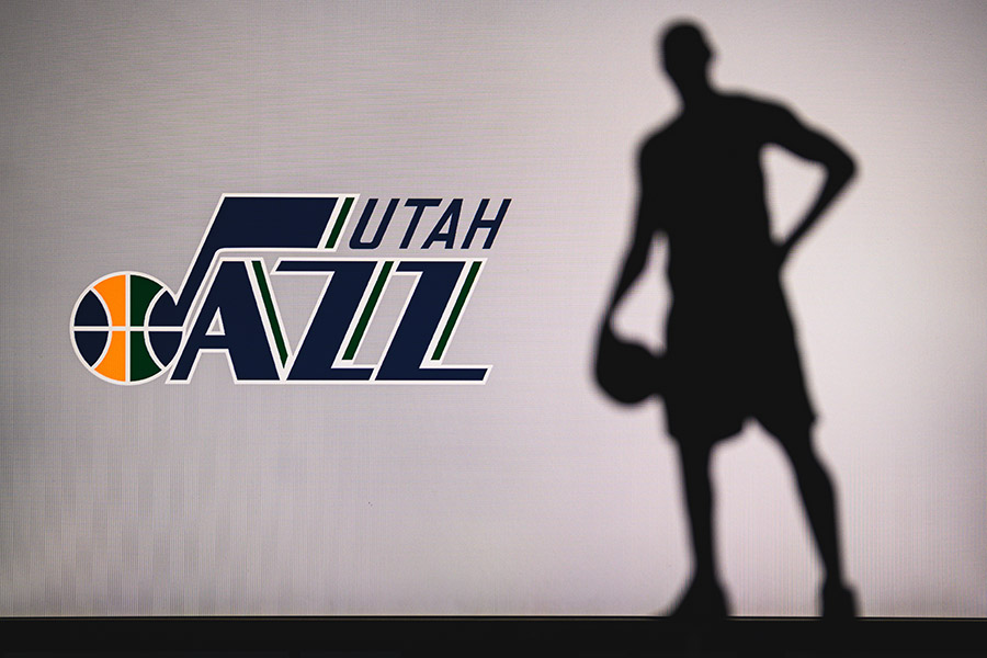 Das Utha Jazz Logo mit einem Schatten von einem Basketballspieler