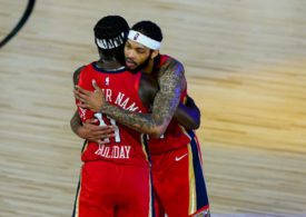 Brandon Ingram und Jrue Holiday umarmen sich nach dem Spiel