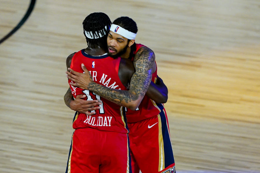 Brandon Ingram und Jrue Holiday umarmen sich nach dem Spiel