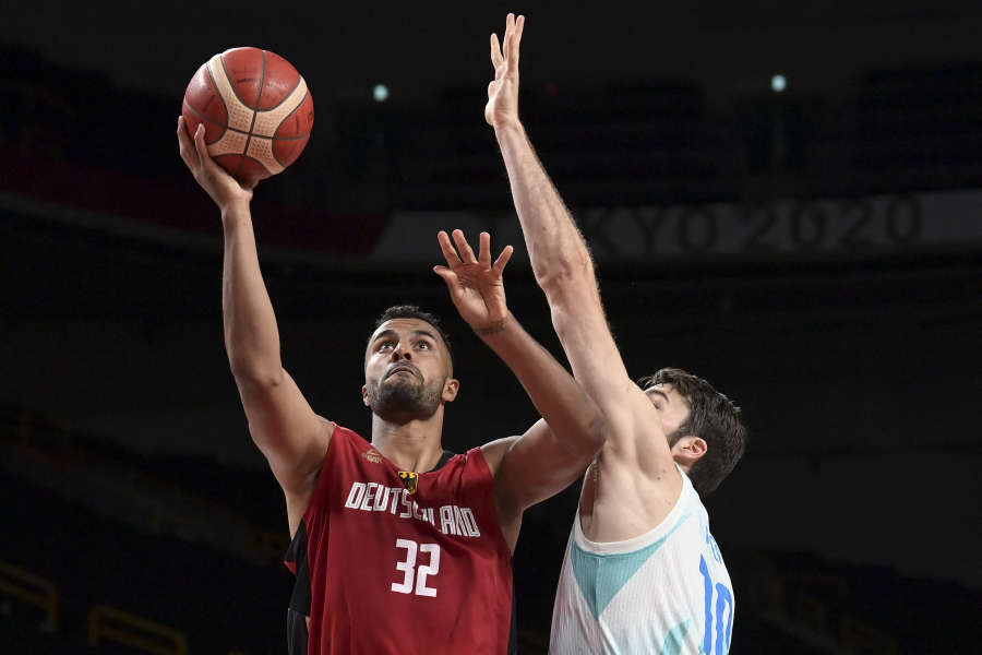 Zwei Basketball-Spieler ringen um den Ball