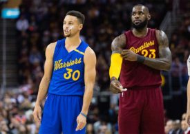 Steph Curry und LeBron James stehen gemeinsam auf dem Spielfeld