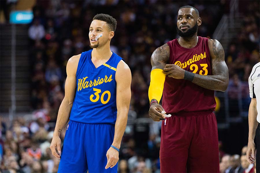 Steph Curry und LeBron James stehen gemeinsam auf dem Spielfeld