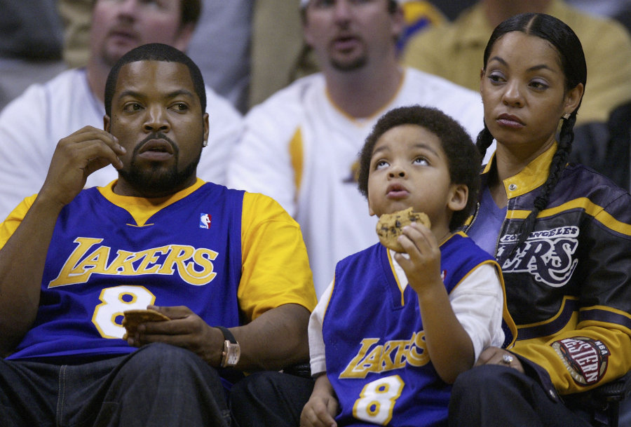Ice Cube sitzt mit Frau und Kind in Lakers-Klamotten auf der Tribüne