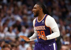 Jae Crowder macht eine Geste