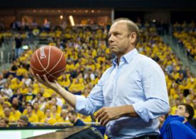 ALba-Geschäftsführer Marco Baldi hält einen Basketball in der Hand