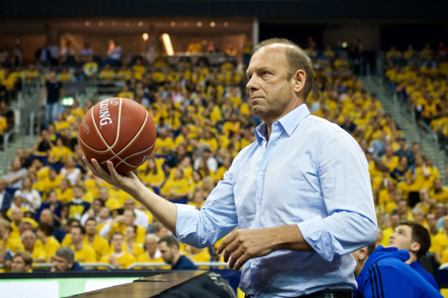 ALba-Geschäftsführer Marco Baldi hält einen Basketball in der Hand