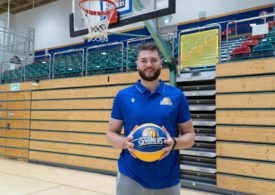 Ein Basketballer mit einem Ball der Fraport Skyliners