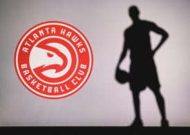 Das Logo der Atlanta Hawks, im Hintergrund die Silhouette eines Basketball-Spielers