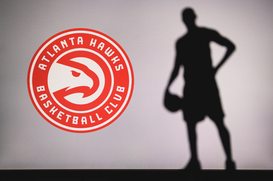 Das Logo der Atlanta Hawks, im Hintergrund die Silhouette eines Basketball-Spielers