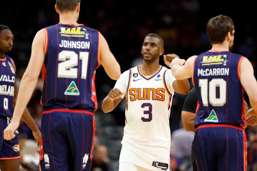 Chris Paul von den Phoenix Suns fistbumped Spieler der Adelaide 36ers