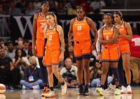 Fünf Basketballspielerinnen die enttäuscht auf dem basketballfeld stehen