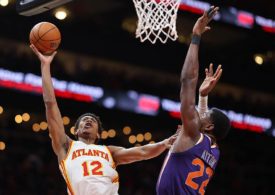 DeAndre Hunter und Deandre Ayton spielen gegeneinander Basketball