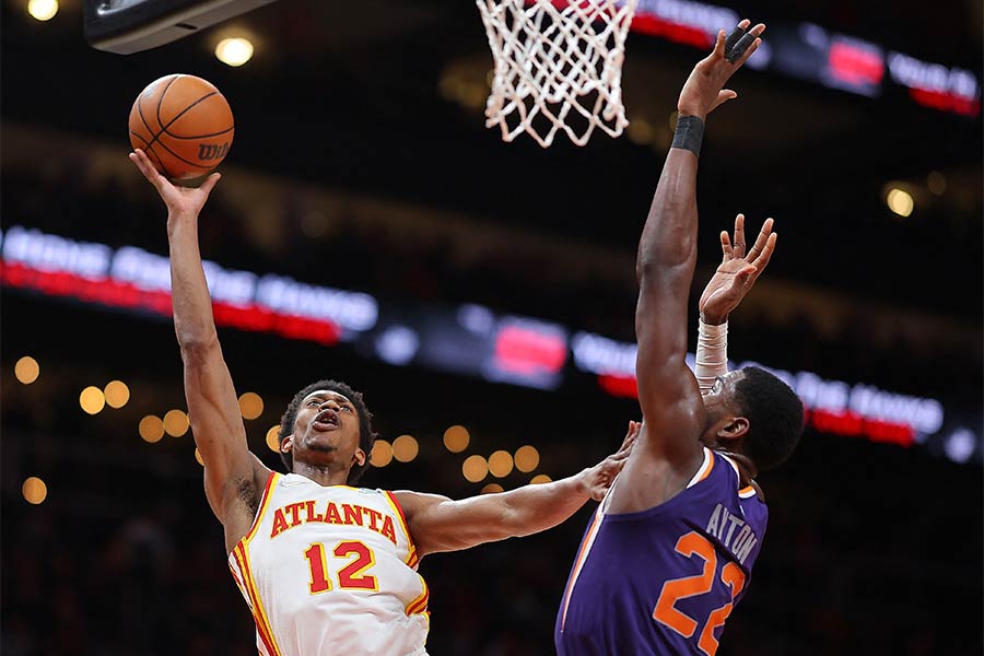 DeAndre Hunter und Deandre Ayton spielen gegeneinander Basketball