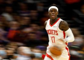 Dennis Schröder dribbelt ein Basketball