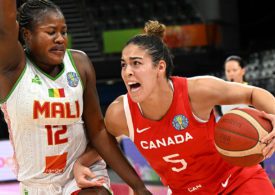 Kia Nurse mit Ball in der Hand