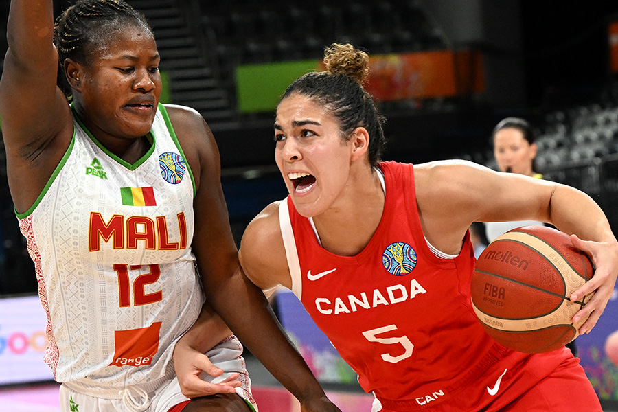 Kia Nurse mit Ball in der Hand