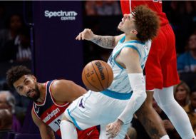 LaMelo Ball schreit wegen Schmerzen während des Spieles
