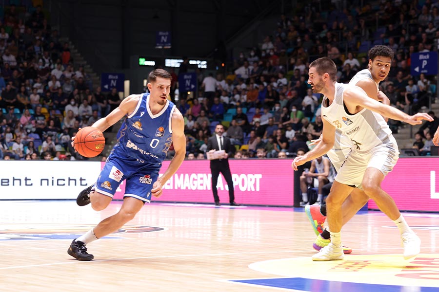 Lukas Wank gegen das Basketballteam Löwen Braunschweig