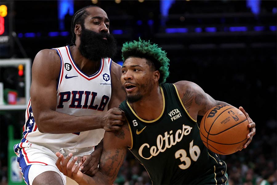 Die zwei Basketballspieler Marcus Smart und James Harden spielen gegeneinander Basketball.