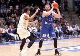 Zwei Basketballer kämpfen um den Ball