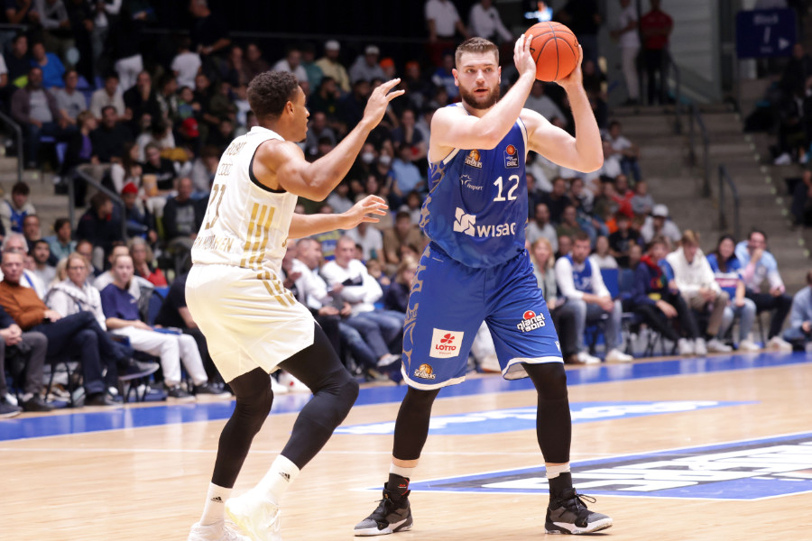 Zwei Basketballer kämpfen um den Ball