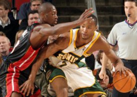 Zwei Basketballspieler im Zweikampf