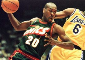 Seatlle Super Sonics Spieler Gary Payton durchbricht die Abwehr der Lakers