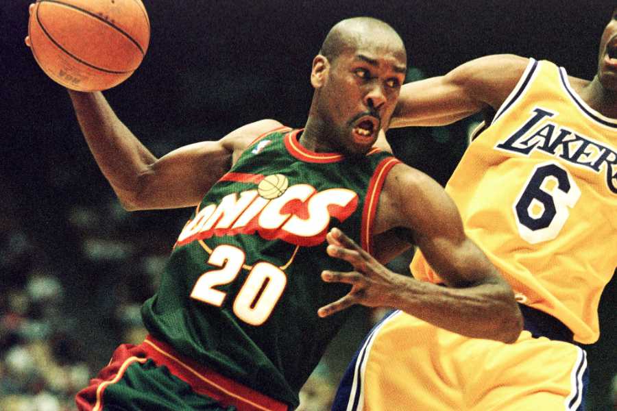 Seatlle Super Sonics Spieler Gary Payton durchbricht die Abwehr der Lakers