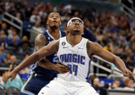 Der Basketballspieler Wendell Carter deckt den Basketballspieler Xavier Tillman