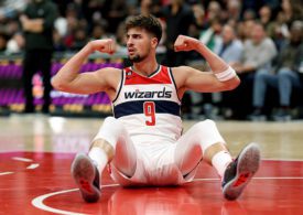 Der Basketballspieler Deni Avdija von Washington Wizards sitzt auf dem Bodem vom Basketballfeld