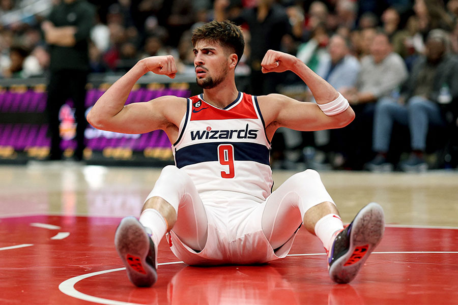 Der Basketballspieler Deni Avdija von Washington Wizards sitzt auf dem Bodem vom Basketballfeld