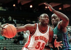 Zwei Basketballspieler die gegeneinander spielen