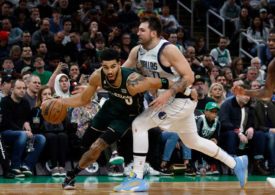 Jayson Tatum und Luka Doncic liefern sich im Spiel Boston Celtics gegen die Dallas Mavericks einen harten Zweikampf.