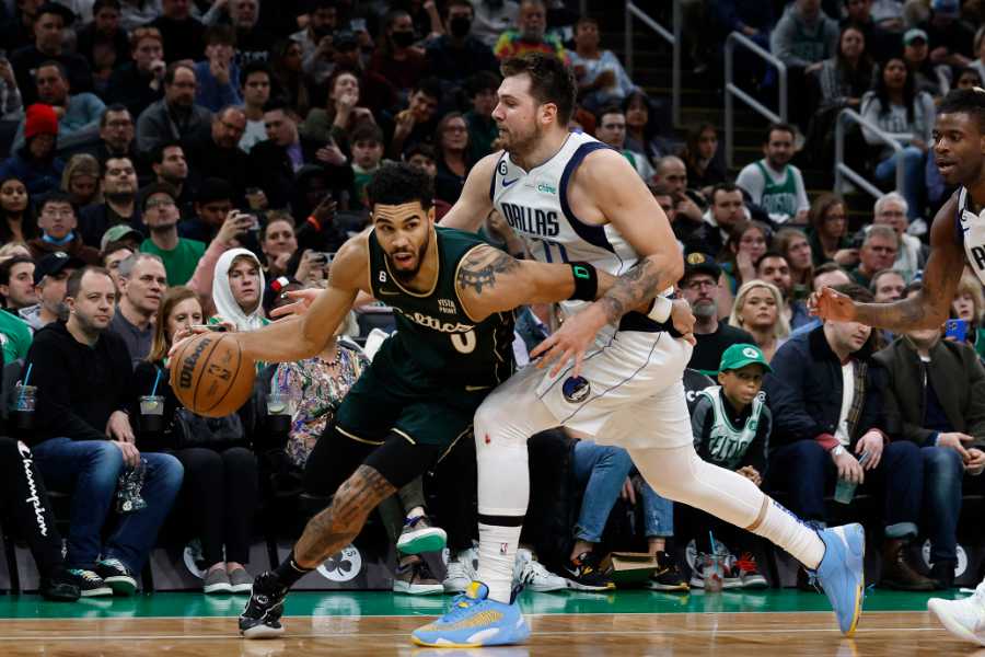 Jayson Tatum und Luka Doncic liefern sich im Spiel Boston Celtics gegen die Dallas Mavericks einen harten Zweikampf.