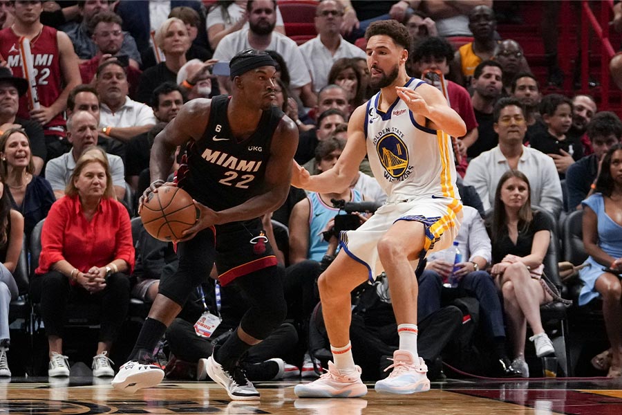 Jimmy Butler von den Miami Heat spielt gegen Klay Thompson von den Golden State Warriors