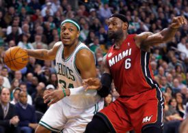 Paul Pierce von den Boston Celtics im Zweikampf mit LeBron James von den Miami Heat