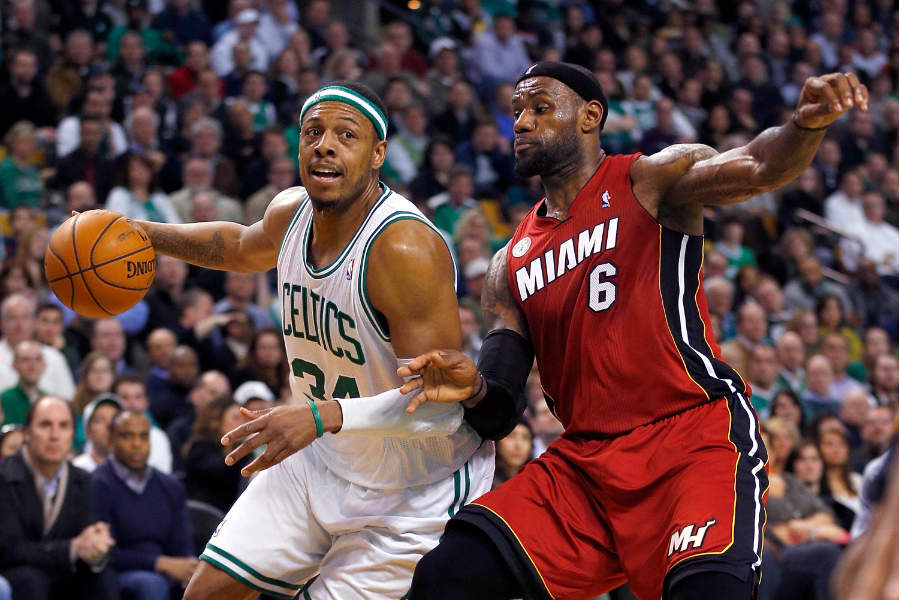 Paul Pierce von den Boston Celtics im Zweikampf mit LeBron James von den Miami Heat