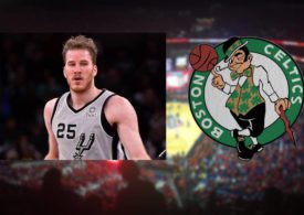 Basketballspieler Jakob Poeltl neben dem Logo der Boston Celtics