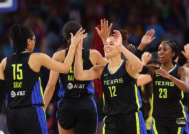 Veronica Burton Dallas Wings klatscht sich mit ihrem Team ab
