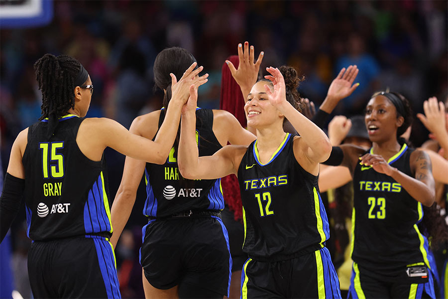 Veronica Burton Dallas Wings klatscht sich mit ihrem Team ab