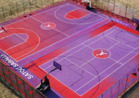 Ein Basketballplatz in knalligen Farben