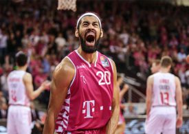 Ein Basketballspieler im rotem Trikot schreit