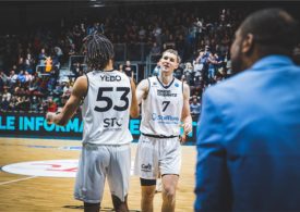 Die Basketballspieler Kevin Yebo und Jonas Richter von den Niners Chemnitz geben sich ein Handschlag