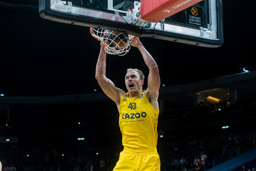 Luke Sikma hängt nach einem Slamdunk am Korb