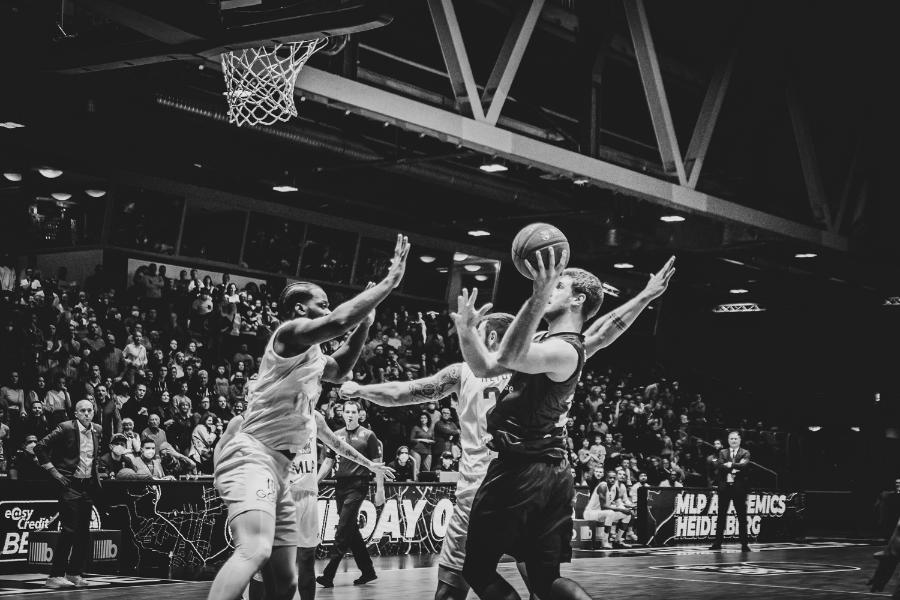 Mehrere Basketballspieler kämpfen unter dem Korb um den Ball