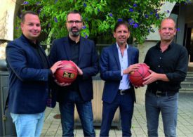 Vier Sportfunktionäre mit Basketbällen