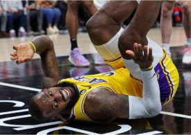 Der Basketballspieler LeBron James von den Los Angeles Lakers stürzt auf den Boden _AFP