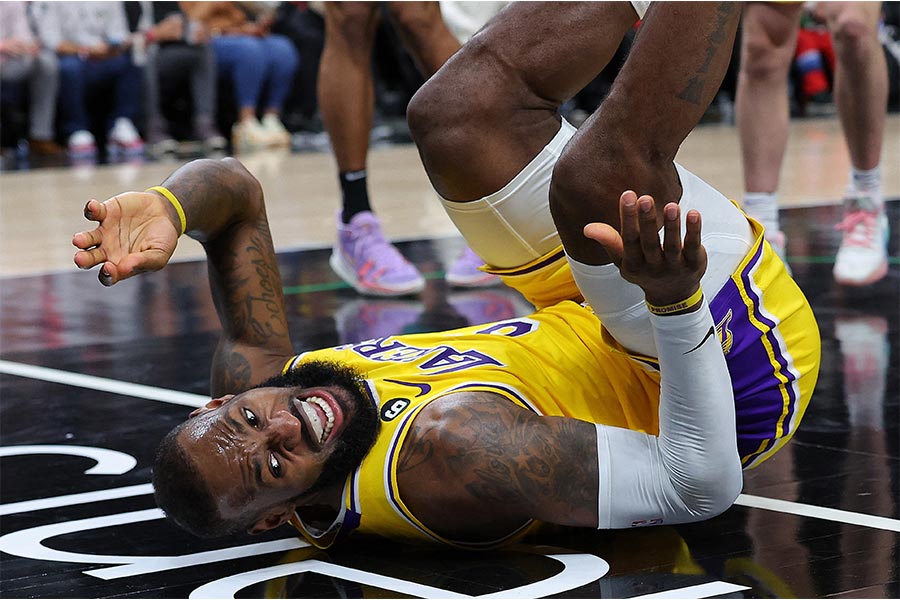 Der Basketballspieler LeBron James von den Los Angeles Lakers stürzt auf den Boden _AFP